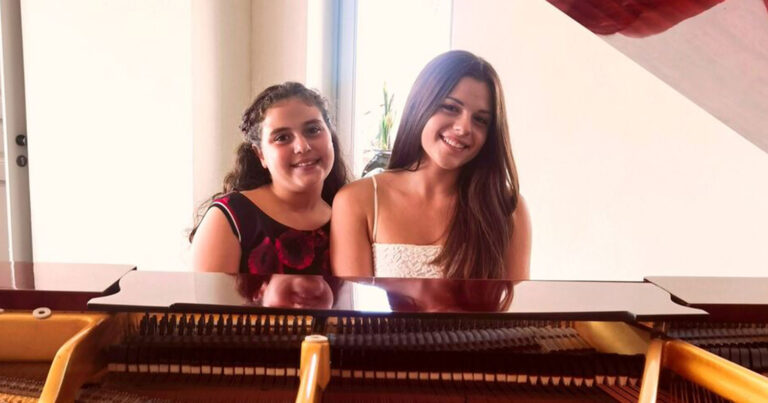 Δύο αδερφές από τη Σαντορίνη κέρδισαν χρυσά μετάλλια σε παγκόσμιο μουσικό διαγωνισμό