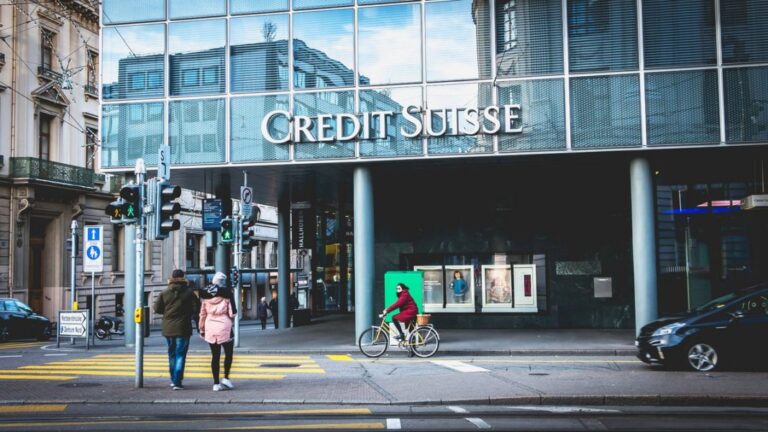 Credit Suisse: Γιατί καταρρέει – Σκάνδαλα και φόβοι για bank run