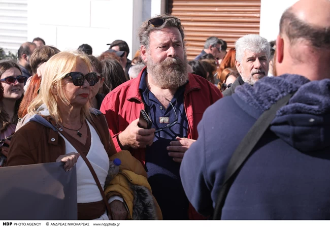 Tέμπη: Πολλοί γνωστοί ηθοποιοί και καλλιτέχνες στη συγκέντρωση - Οι παρουσίες και το πανό 10 ΣΑΒΒΙΔΑΚΗΣ