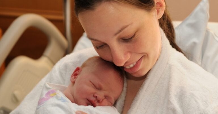 «Γέννησα ένα παιδί εκτός γάμου και είναι όλοι εναντίον μου. Είμαι σε απόγνωση, δεν ξέρω τι να κάνω»