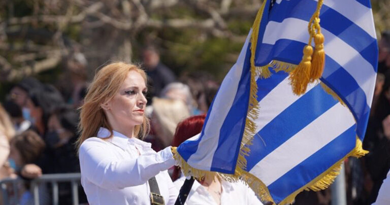 Τέλειωσε το Γυμνάσιο, έκανε τρία παιδιά και επέστρεψε σημαιοφόρος!