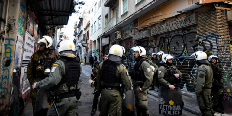 Εξάρχεια: Ανήλικος απείλησε ΜΑΤ με ψεύτικο όπλο και συνελήφθη