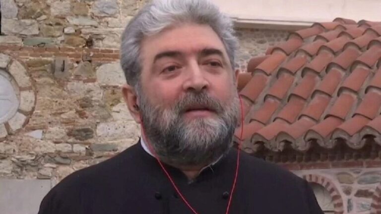 Tέμπη: «Κάθε μέρα αυτή τη βδομάδα κάνω κηδείες παιδιών που είχα βαπτίσει» – Συγκινεί ιερέας