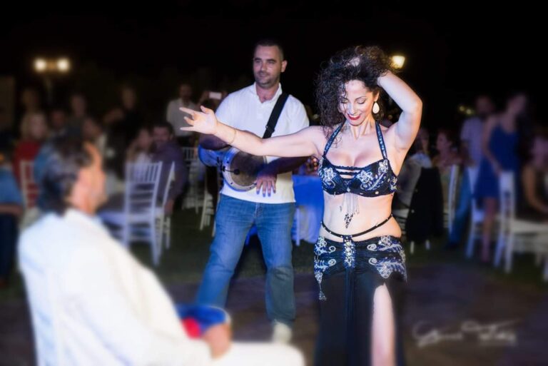 Η πρώην σύζυγος του άντρα μου ήρθε απρόσκλητη στον γάμο μας και του χόρεψε οριεντάλ