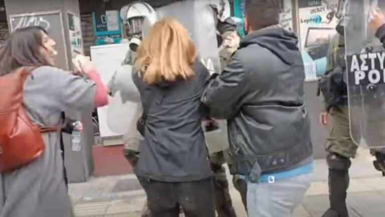 ΜΑΤατζής χτυπάει φοιτήτρια στο κεφάλι με την ασπίδα του- Το βίντεο που έχει εξοργίσει το διαδίκτυο