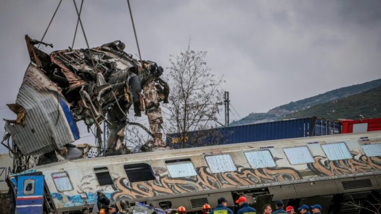 Ξεσπά γυναίκα που έχασε 40χρονο σύζυγο και 5χρονο παιδί: «Πήρα στάχτες και αποκαΐδια»