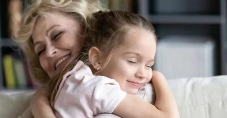 Η επιστήμη μίλησε: Τα παιδιά κληρονομούν τα περισσότερα γονίδιά τους από τη γιαγιά τους