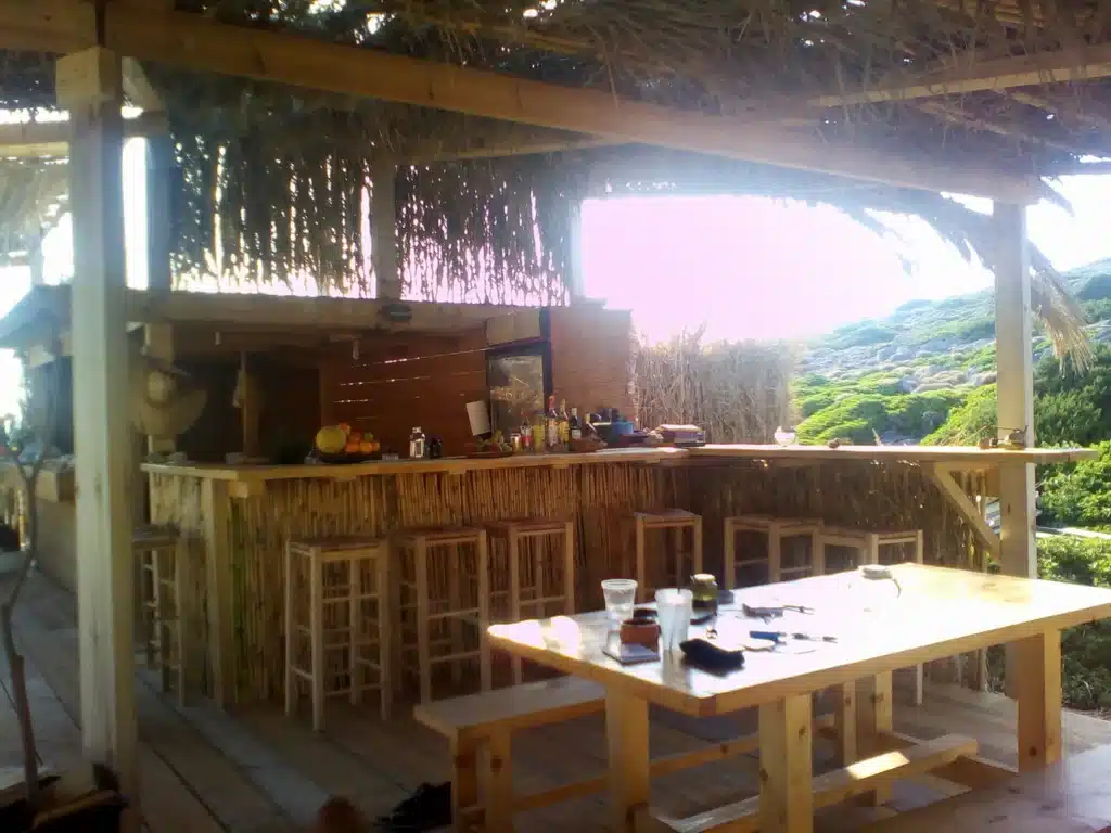 Ζευγάρι άνοιξε beach bar σε ακατοίκητο νησάκι στην άλλη άκρη της Ελλάδας και ψάχνει προσωπικό 1 image 78