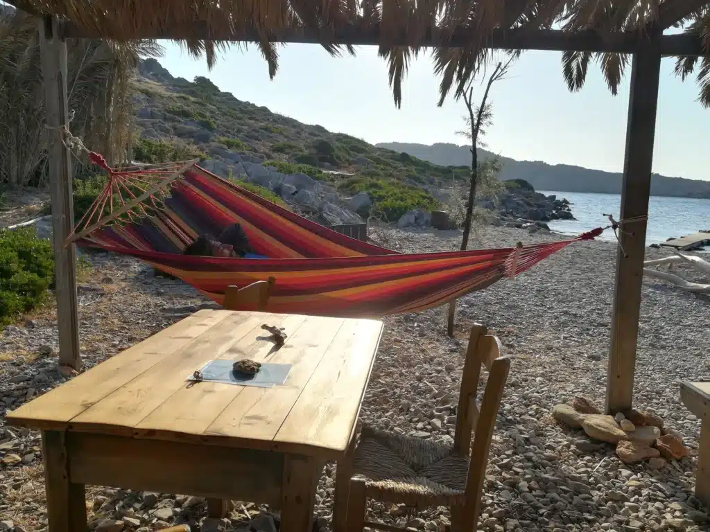 Ζευγάρι άνοιξε beach bar σε ακατοίκητο νησάκι στην άλλη άκρη της Ελλάδας και ψάχνει προσωπικό 2 image 80