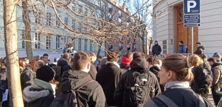 Τέμπη: Διαδήλωση και στην Κοπεγχάγη – «Όλων των νεκρών θα γίνουμε φωνή»