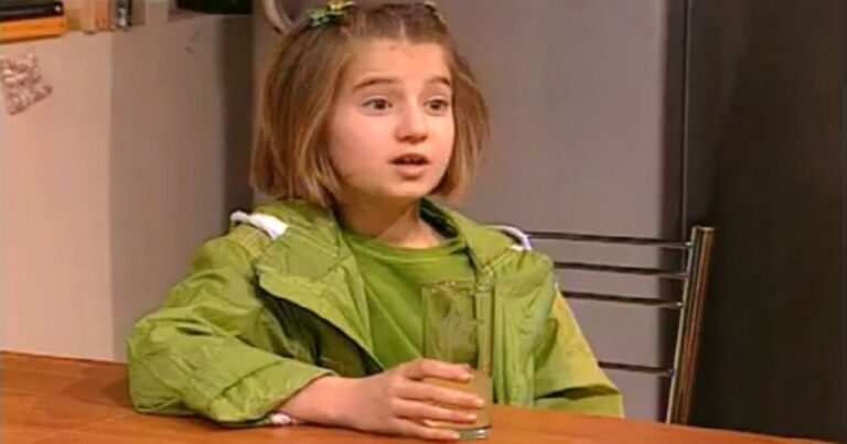 Με νέα εικόνα, πιο εντυπωσιακή από ποτέ: Η Λίλα του «Άκρως Οικογενειακόν» 20 χρόνια μετά είναι η πιο όμορφη μανούλα