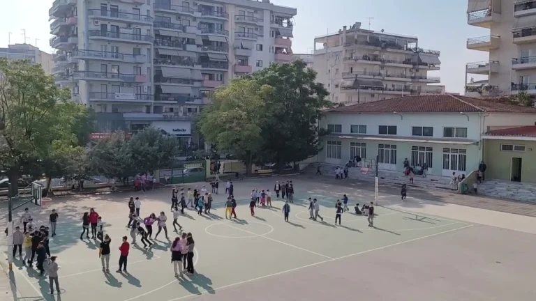 Σχολείο στη Λάρισα παίζει Χατζιδάκι, Μότσαρτ και Βιβάλντι στα διαλείμματα