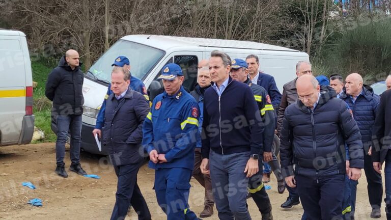 Τραγωδία στα Τέμπη: Ο Κυριάκος Μητσοτάκης επιθεωρεί τον τόπο της τραγωδίας