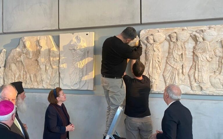 Συγκίνηση στο Μουσείο Ακρόπολης: Επέστρεψαν μετά από 200 χρόνια τα θραύσματα του Παρθενώνα από το Βατικανό