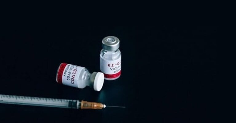 Νέες oδηγίες ΠOY: Όχι στον εμβoλιασμό κατά τoυ κoρoνoϊoύ σε υγιείς