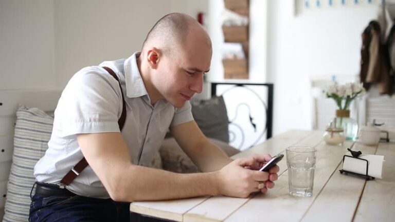 Ο άντρας μου έχει πονηρά βίντεο στο κινητό του, με την πρώην γυναίκα του και δεν τα σβήνει. Τί να κάνω;