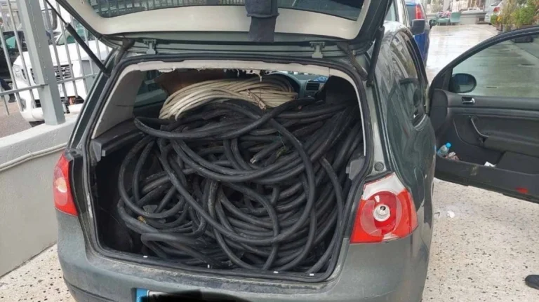 Κινηματογραφική καταδίωξη στην Αττική Οδό: Ρομά είχαν κλέψει καλώδια και χαλκό