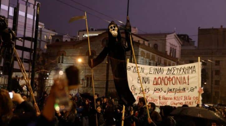 Χιλιάδες υπό βροχή στην Αθήνα: «Σκοτώνετε εφήβους, βιάζετε παιδιά, πουλάτε τις ζωές μας σε χέρια ιδιωτικά»