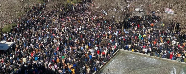 Τέμπη: «Βούλιαξε» η Λάρισα – Χιλιάδες σε μεγάλη συγκέντρωση διαμαρτυρίας για την εθνική τραγωδία