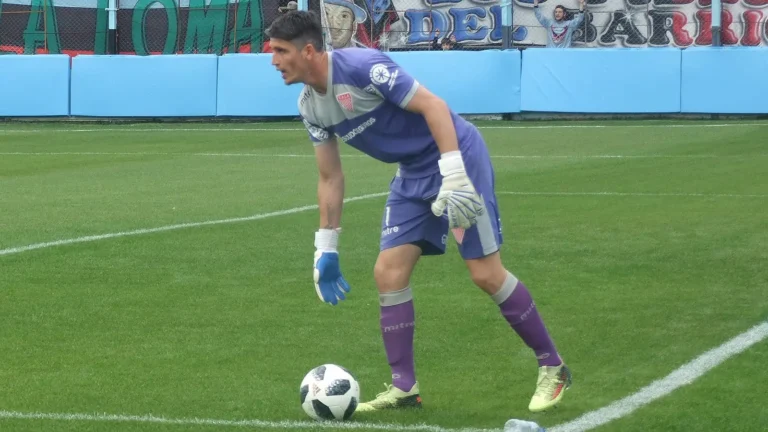 Αρχική Sports Η γκολάρα του αιώνα: Τερματοφύλακας σκόραρε από τα 101 μέτρα κι έσπασε το ρεκόρ Γκίνες