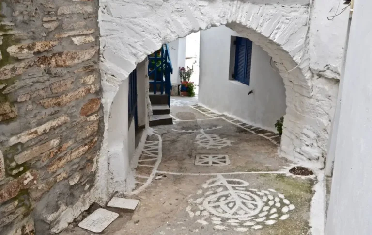 Γιατί όταν πλησιάζει το Πάσχα ασβεστώνουν τις αυλές. Πότε έγινε υποχρεωτικό το ασβέστωμα από τον Ι. Μεταξά. Πώς η Φρειδερίκη το «πούλησε» στην Ευρώπη