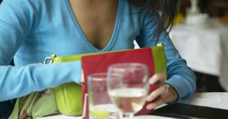 Ελίνα: «Βγαίνω με κάποιον και μου ζnτάει να πλnρώνω πάντα τα μισά. Μήπως είναι καβουρóτσεπος;»