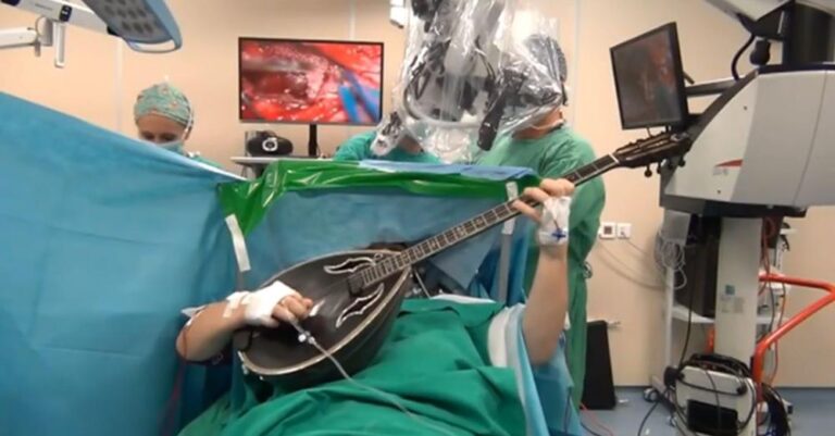 Θεσσαλονίκη: Τον χειρουργούσαν στον εγκέφαλο και εκείνος … έπαιζε μπουζούκι!