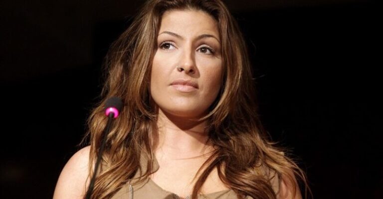 «Δεν θέλω οι κόρες μου να γίνουν χoντρές σαν την Παπαρίζου. Θέλω να με βγάλουν ασπροπρόσωπη στην κοινωνία!»