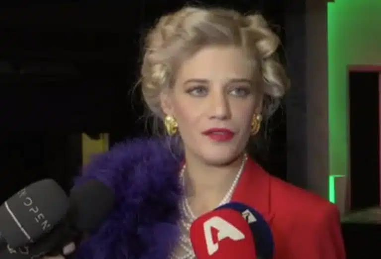 Τζένη Θεωνά: «Ο γιος μου δεν έχει βαφτıστεί ακόμα. Θα πάει μόνος του στον ποταμό, θα δıαλέξει άλλο όνομα»