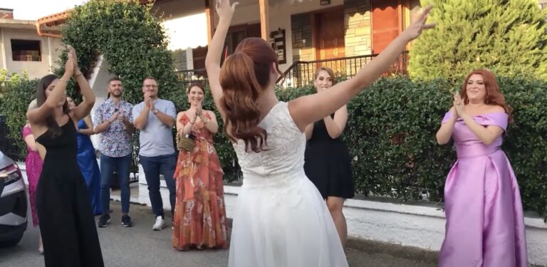 Κεφάτη νύφη βγαίνει από το σπίτι της για να πάει να παντρευτεί και το βίντεο κάνει θραύση