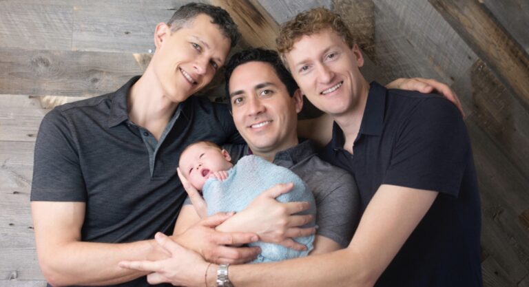 Πολυγαμική γκέι οικογένεια αποτελείται από τρεις μπαμπάδες και ένα 3χρονο παιδί