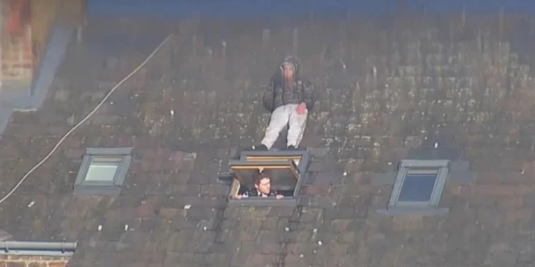 Αλβανός καλλιεργητής χασίς κρύφτηκε πάνω από παράθυρο για να μην τον βρει η αστυνομία