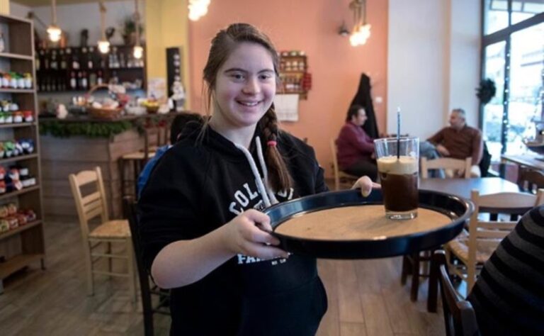 Σε μαγαζί στη Δράμα σερβίρουν τυφλός και κοπέλα με Σύνδρομο Down