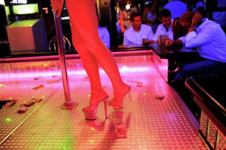 Συνέβη στην Αθήνα – Πελάτης σε strιp club κέpασε την καθαρίστρια σαμπάνια 3000 εuρώ