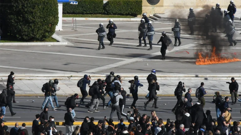 Xαμός στο Σύνταγμα: Κουκουλοφόροι πέταξαν μολότοφ για να κάψουν την Βουλή