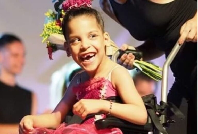 «Σε αγαπώ ώστε να σπρώξω το αναπηρικό σου καροτσάκι ως την άκρη του κόσμου»: Συγκινεί η μαμά της Μαρίας Στυλιανής