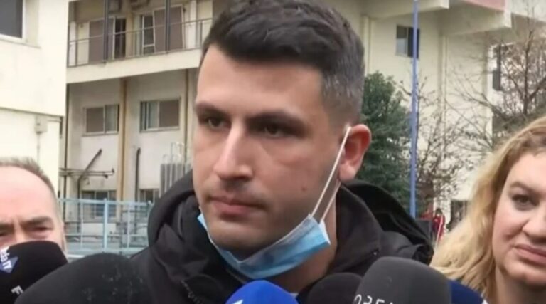 Τα είπε όλα μέσα σε δύο λεπτά: Έχασε τον πατέρα και τον αδερφό του στα Τέμπη και ζητά τα αυτονόητα