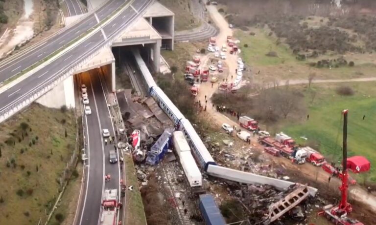Τραγωδία Τέμπη: «Γέμισαν 20 σακούλες με ανθρώπινα μέλη»