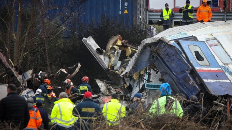 Τέμπη: Φοιτητής ο μοναδικός επιζών της τραγωδίας στο πρώτο βαγόνι – Εκτοξεύθηκε στα χωράφια και δίνει μάχη για τη ζωή του
