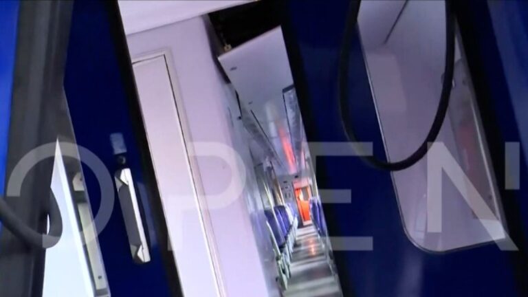 Τραγωδία στα Τέμπη: Ανατριχιαστικό βίντεο μέσα στο Intercity 62 – Το βαγόνι που γέρνει και σπασμένα τζάμια