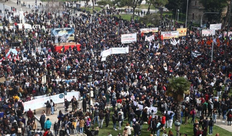 Φωνή λαού: Χιλιάδες στους δρόμους σε όλη τη χώρα για την τραγωδία στα Τέμπη