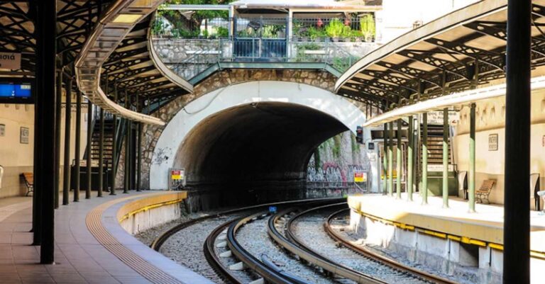 Αποκάλυψη: Πάνω σε καφετέρια πέφτει η έξοδος κινδύνου του σταθμού στο Μοναστηράκι