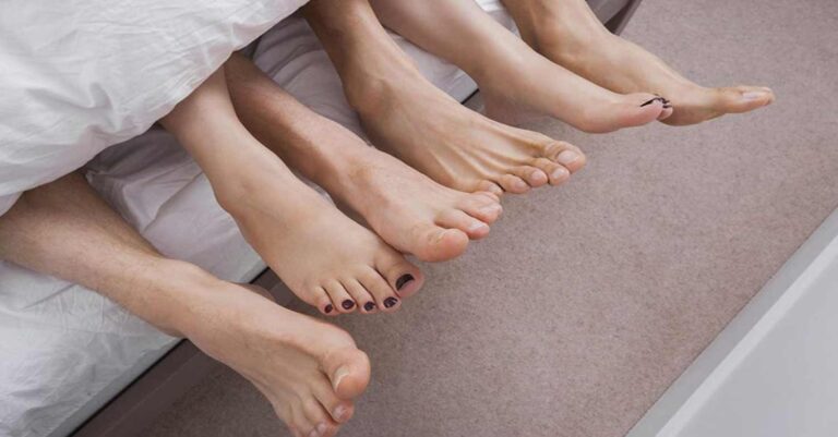 Ο σύζυγος μου ζήτησε τpiο για να μην πάρουμε διαζύγιο. Να ενδώσω για να μην διαλύσω το σπίτι μας;