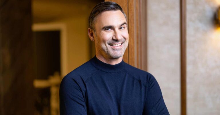 Γιώργος Καπουτζίδης: «Ερωτεύομαι ακόμη σαν 18χρονος»