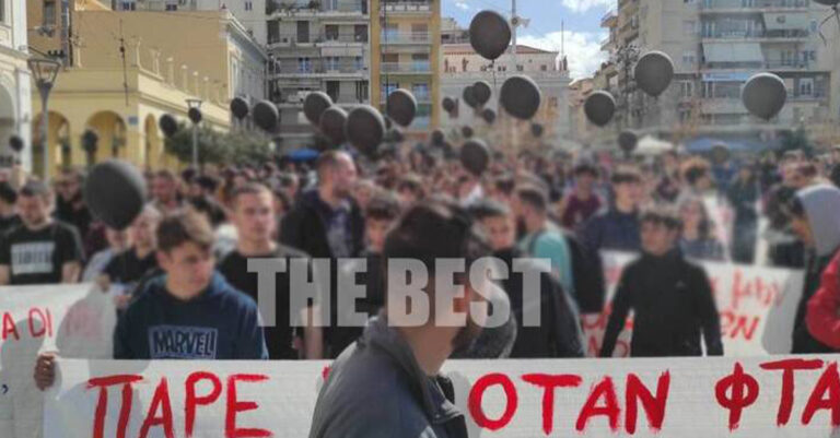 Πάτρα: «Όλων των νεκρών θα γίνουμε φωνή» – Στους δρόμους με μαύρα μπαλόνια για την τραγωδία στα Τέμπη