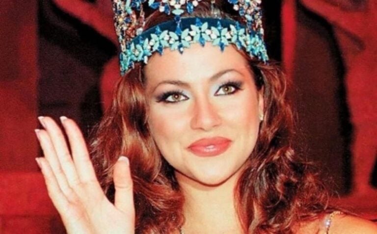 Σαν δυο σταγόνες νερό: H Miss Κόσμος Ειρήνη Σκλήβα ποζάρει με την κόρη της 27 χρόνια μετά τον τίτλο