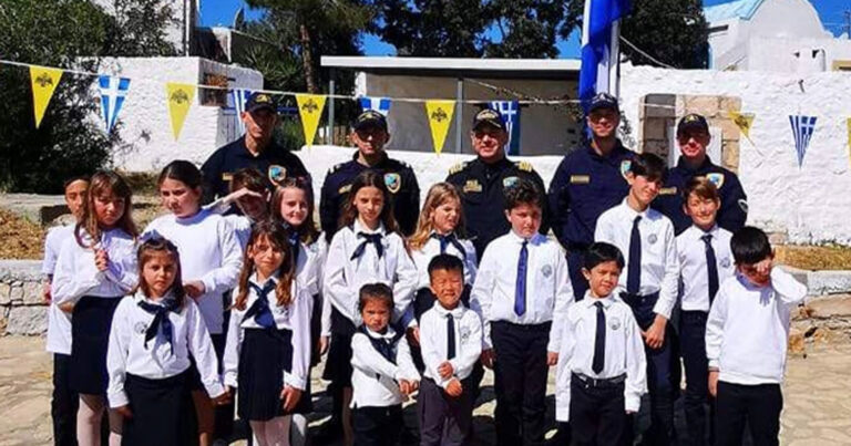 25η Μαρτίου: Δεν ήταν μόνος στην παρέλαση ο Άγγελος στους Αρκιούς – Τον συνόδευσαν 13 μαθητές από τη Βούλα