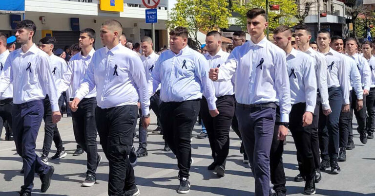 25η Μαρτίου: Με μαύρα περιβραχιόνια και πένθη για τα Τέμπη παρέλασαν μαθητές στη Λάρισα