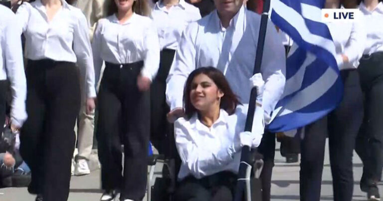 Συγκίνησε η 17χρονη Μαρία: Παρέλασε με αμαξίδιο σημαιοφόρος στην Πολίχνη
