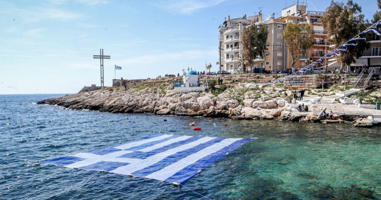 Πειραιάς: Στη θάλασσα η ελληνική σημαία για την επέτειο της Ελληνικής Επανάστασης